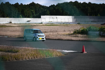 サーキットを走行するダイハツ・ムーヴ