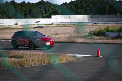 サーキットを走行するトヨタ・クラウンエステート