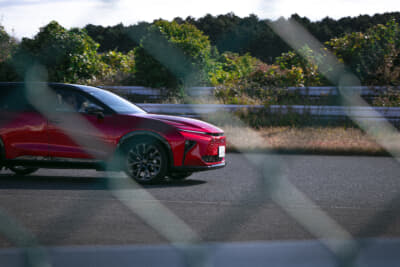 サーキットを走行するトヨタ・クラウンエステート