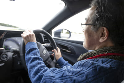 クラウンエステートのステアリングを握る島崎七生人さん