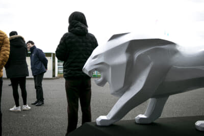 プジョーのアイコン、ライオンの像