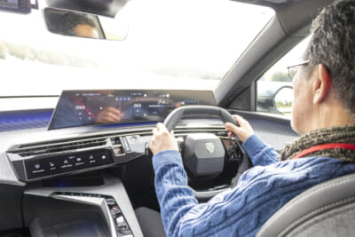 プジョー・3008のステアリングを握る島崎七生人さん