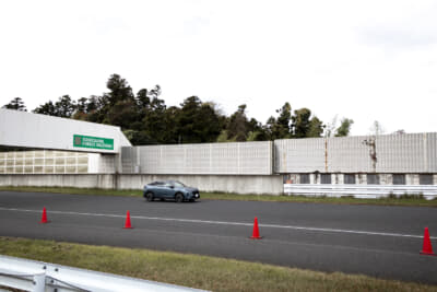 サーキットを走るプジョー・3008