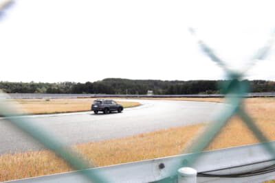 メインストレートを走るフォレスター