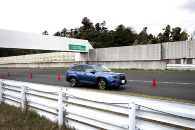 試乗を終えてピットインするスバル・フォレスター