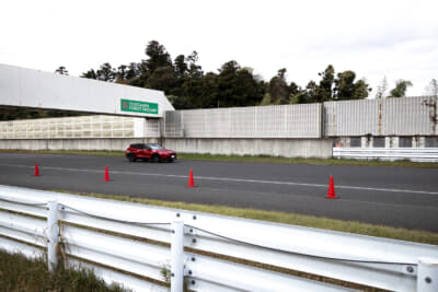 メインストレートを走るクラウンエステート