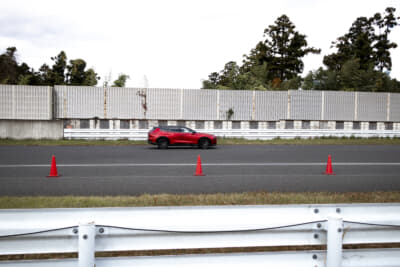 メインストレートを走るトヨタ・クラウンエステート