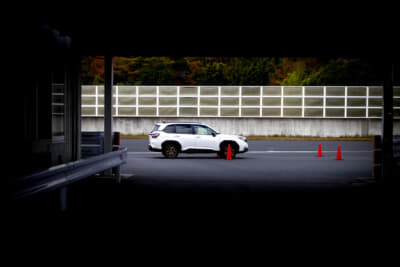 コースインを待つスバル・フォレスター