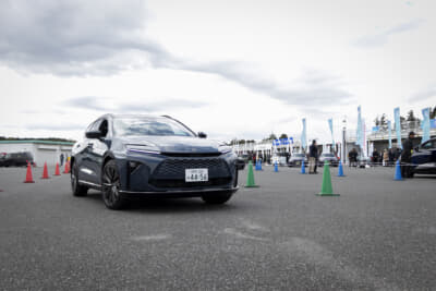 ブースからサーキットへと向かうクラウンエステート