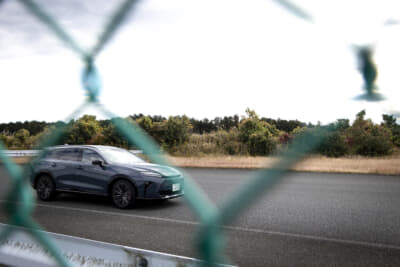 サーキットを走るトヨタ・クラウンエステート