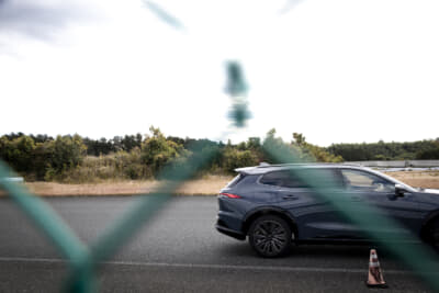 サーキットを走行するトヨタ・クラウンエステート