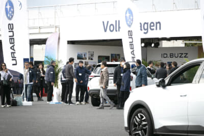 試乗後に開発陣と意見交換するジャーナリスト