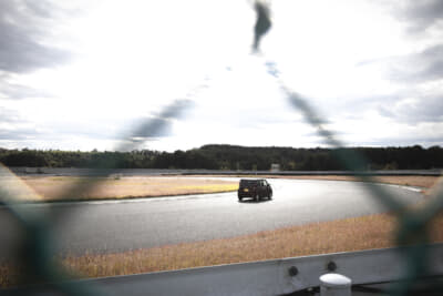 サーキットを走るダイハツ・ムーヴ