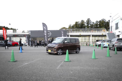 ピットインするダイハツ・ムーヴ