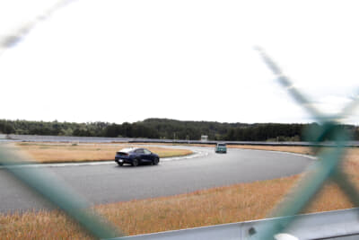 サーキットを走る日産・リーフ