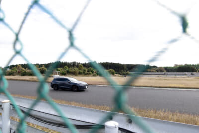 メインストレートを走るクラウンエステート