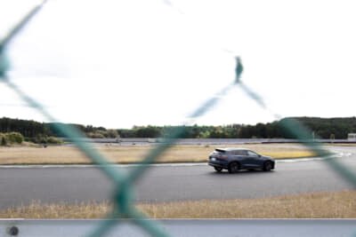 メインストレートを走るクラウンエステート