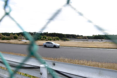 サーキットを走行するBMW・2シリーズグランクーペ