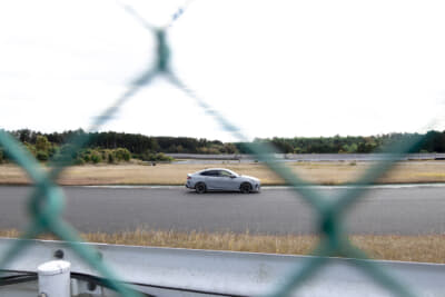 サーキットを走行するBMW・2シリーズグランクーペ