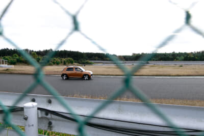 サーキットを走行するヒョンデ・インスター