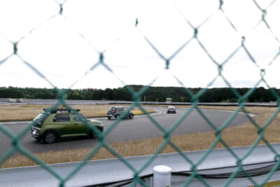 サーキットを走行するヒョンデ・インスター