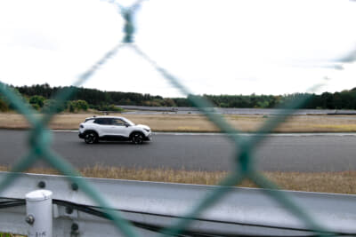 サーキットを走行するスズキ・eビターラ