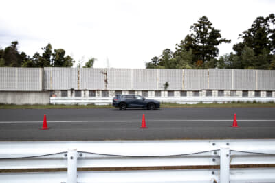 サーキットのメインストレートを走るトヨタ・クラウンエステート