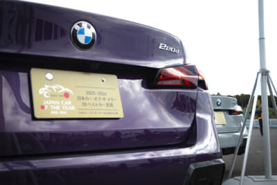 10ベストカーの化粧プレートを装着したBMW・2シリーズグランクーペ