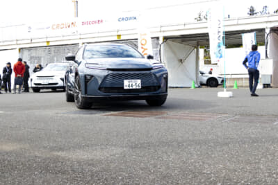 サーキットへ向かうトヨタ・クラウンエステート