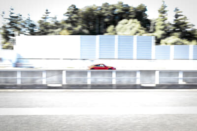 ホームストレートを駆け抜けるホンダ・プレリュード