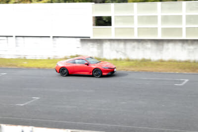 メインストレートを走るホンダ・プレリュード