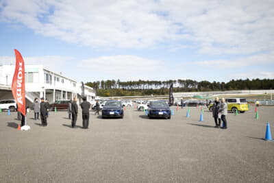 日産ブースに停まる2台のリーフ