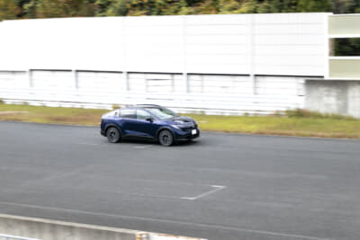 メインストレートを走る日産・リーフ