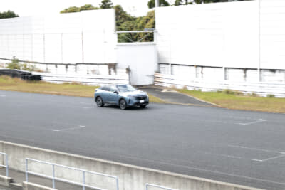 メインストレートを走るプジョー・3008