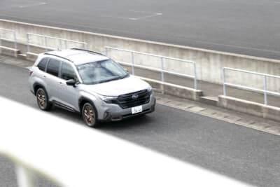 ピットインするスバル・フォレスター