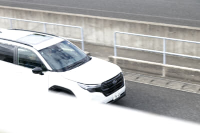 コースアウトするスバル・フォレスター