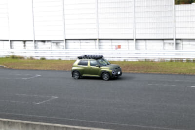 メインストレートを走るヒョンデ・インスター