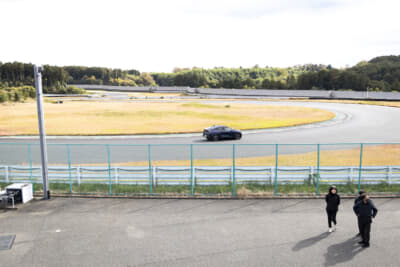 サーキットを走る日産・リーフ