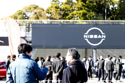 試乗後に開発陣と意見交換する島崎七生人さん