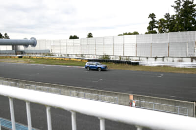 サーキットを走るスバル・フォレスター