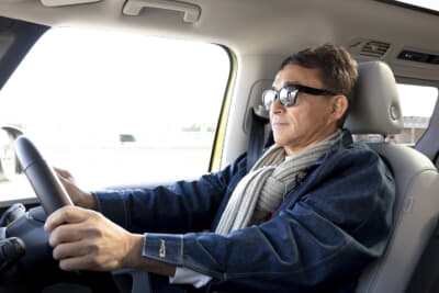 VW・ID.Buzzのステアリングを握る木下隆之さん