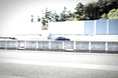 ホームストレートを駆け抜けるBMW・2シリーズグランクーペ