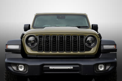 Jeep® Wrangler Rubicon：ブラックフロントグリルとボディ同色グリルサラウンドのフロントフェイス