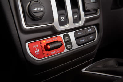 Jeep® Wrangler Rubicon：サスペンションの可動域を最大化する電子制御式フロントスウェイバーディスコネクトシステム