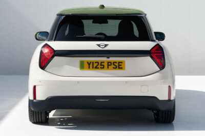 MINI Paul Smith Edition:リアのMINIエンブレムにも専用色のブラックブルーを採用