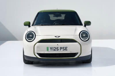 MINI Paul Smith Edition:フロントのMINIエンブレムには専用色のブラックブルーを採用し、ポール・スミスとMINIのカラーコーデを引き立てる