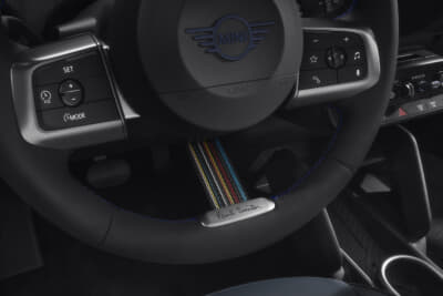 MINI Paul Smith Edition:カラフルな飾り縫いが施されたステアリングのテキスタイル・ストラップ。もちろん手書きサインも