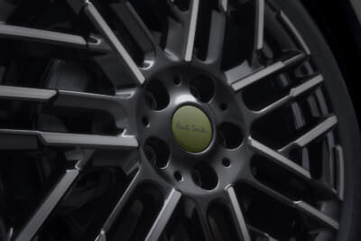 MINI Paul Smith Edition:ユニークなデザインの18インチ・ナイトフラッシュ・スポークブラックのアロイホイールは、ホイールキャップには専用カラーを採用