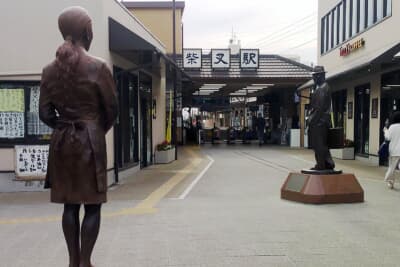 柴又駅前 寅次郎とさくらの像が乗降客を出迎えてくれる