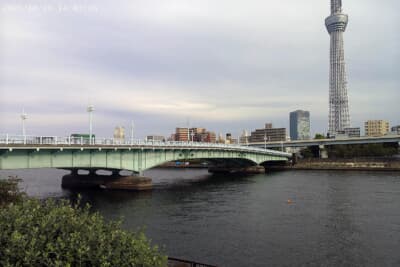 現在の言問橋。東京大空襲時にはこの川に人があふれた